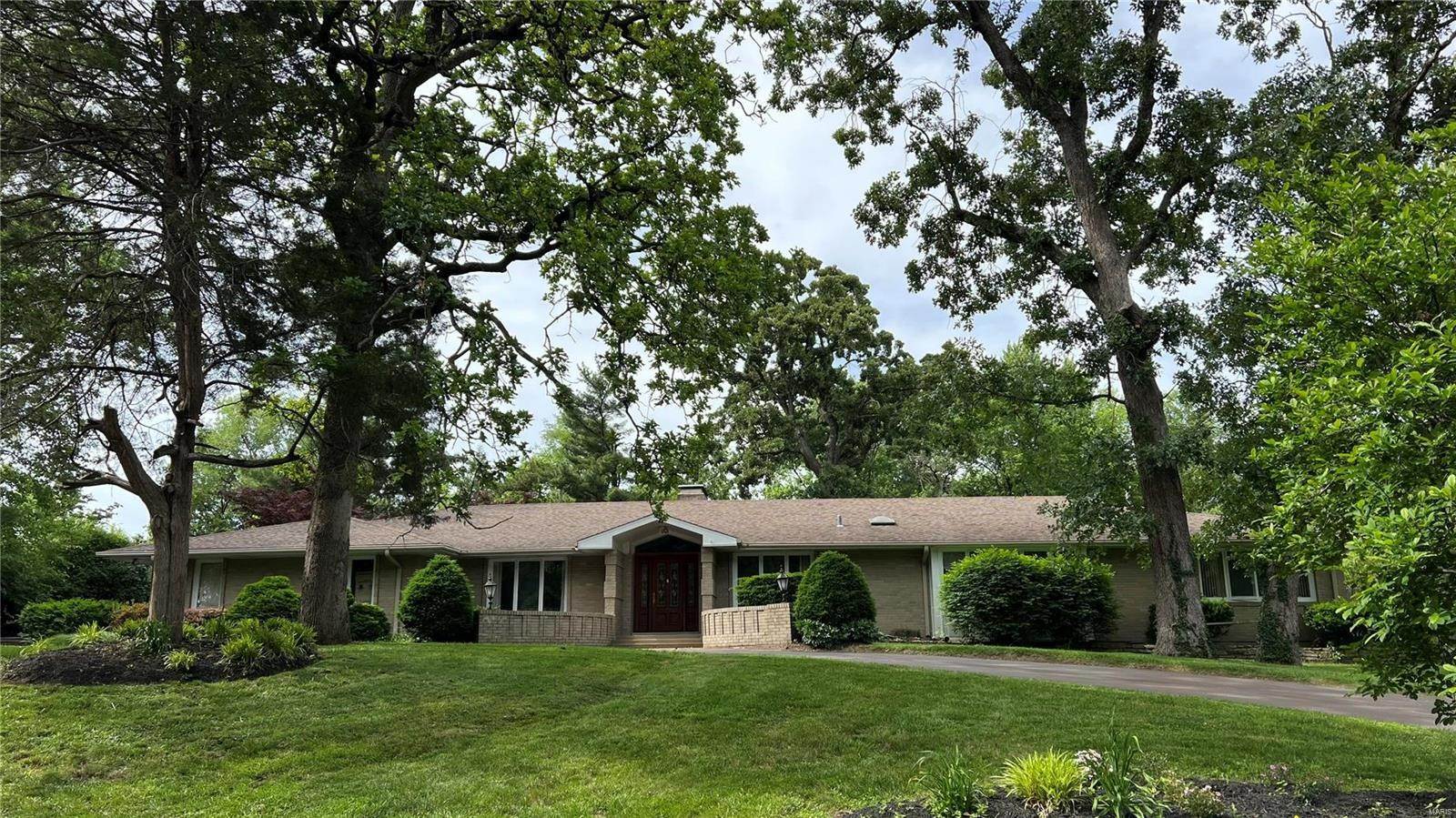 1. Single Family Homes for Sale at 23 Salem Estates Drive Ladue, Missouri 63124 United States