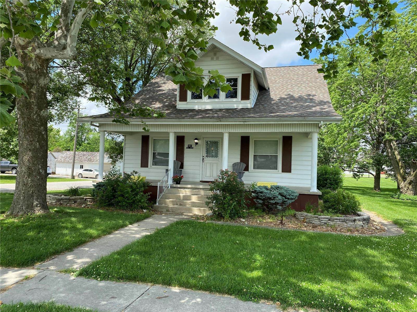 Single Family Homes for Sale at 401 E North Street Alhambra, Illinois 62001 United States