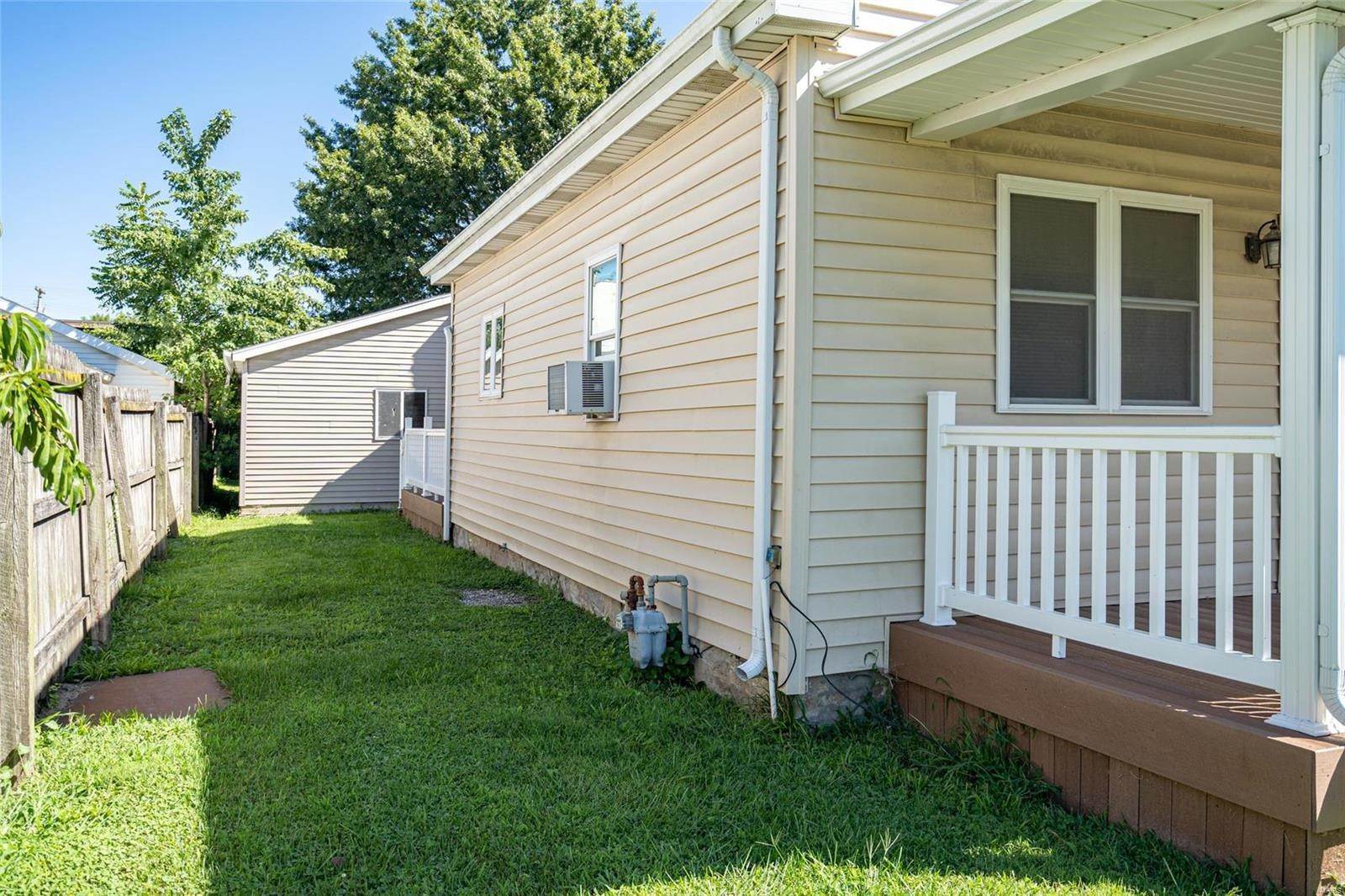 4. Single Family Homes for Sale at 204 E Madison Street Girard, Illinois 62640 United States