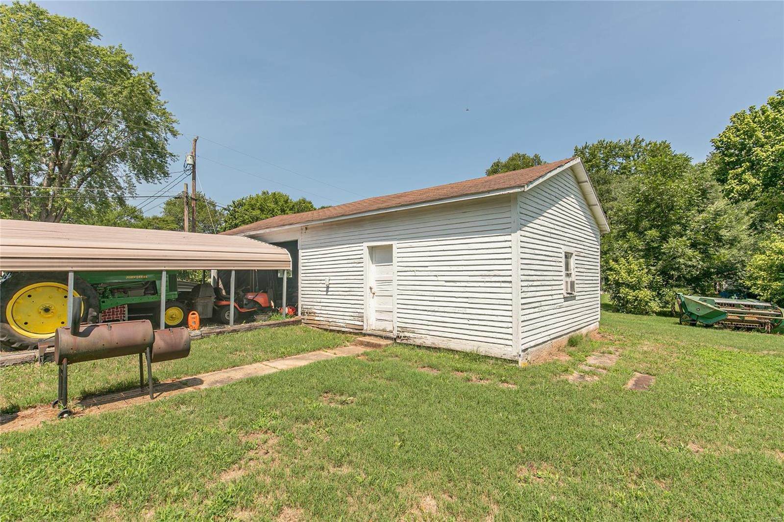 5. Single Family Homes for Sale at 1804 Winn Street Piedmont, Missouri 63957 United States