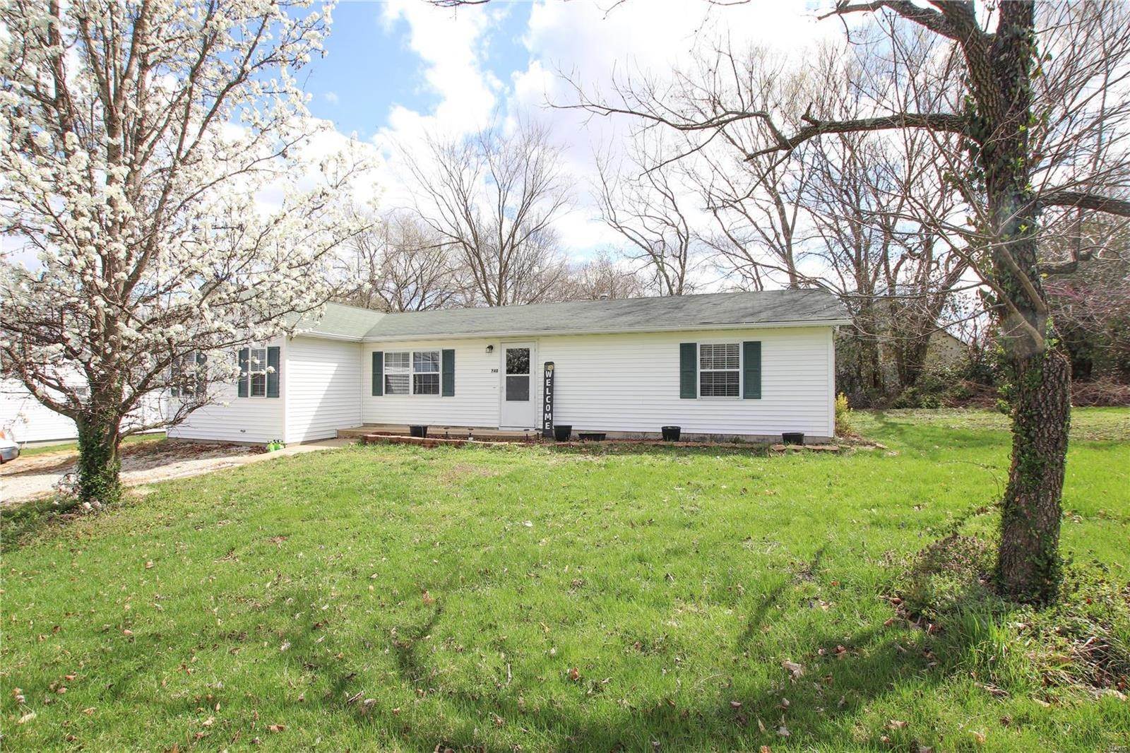 1. Single Family Homes for Sale at 740 Chestnut Street Bourbon, Missouri 65441 United States