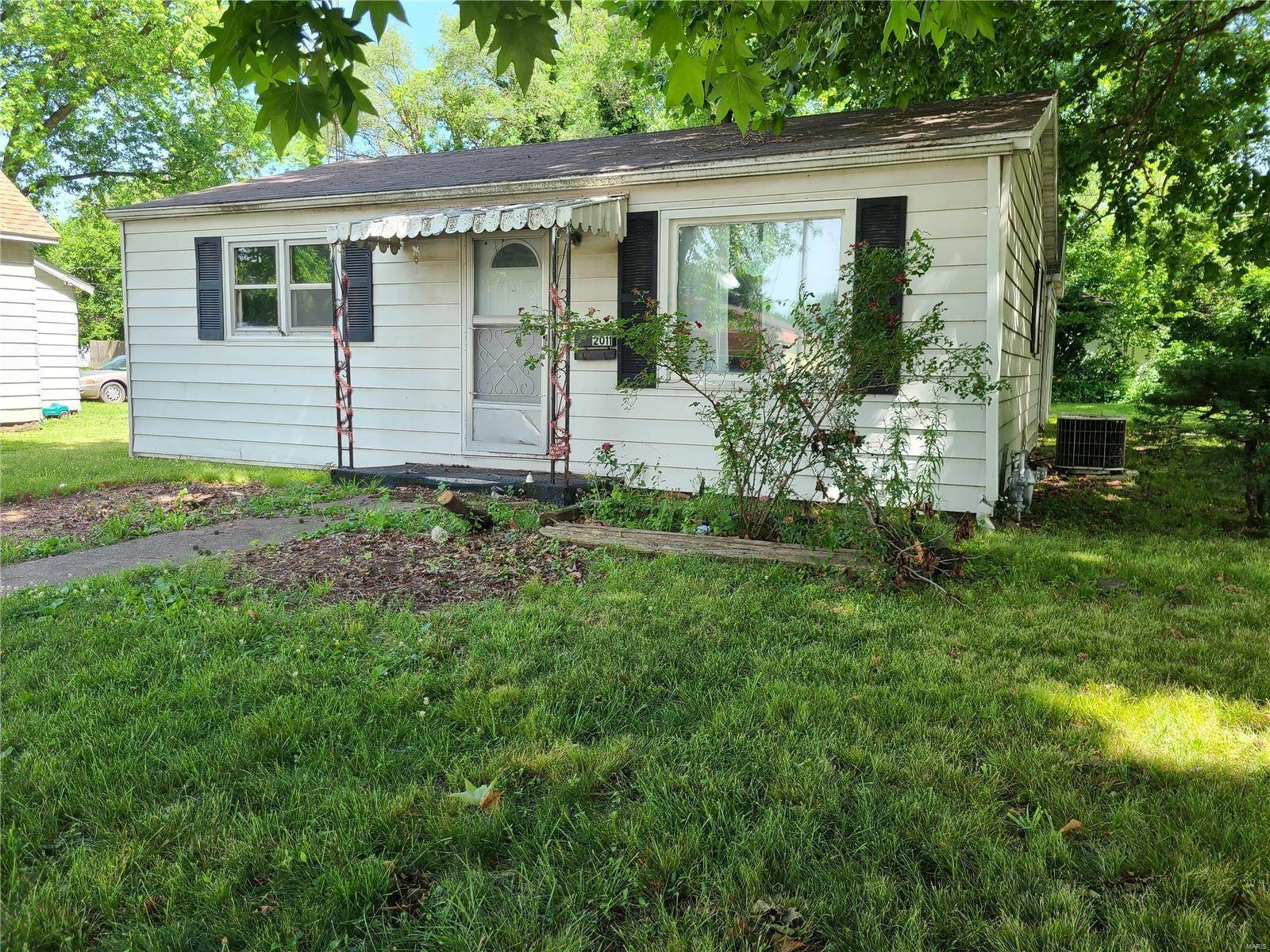 Single Family Homes for Sale at 2011 School Street Hillsboro, Illinois 62049 United States