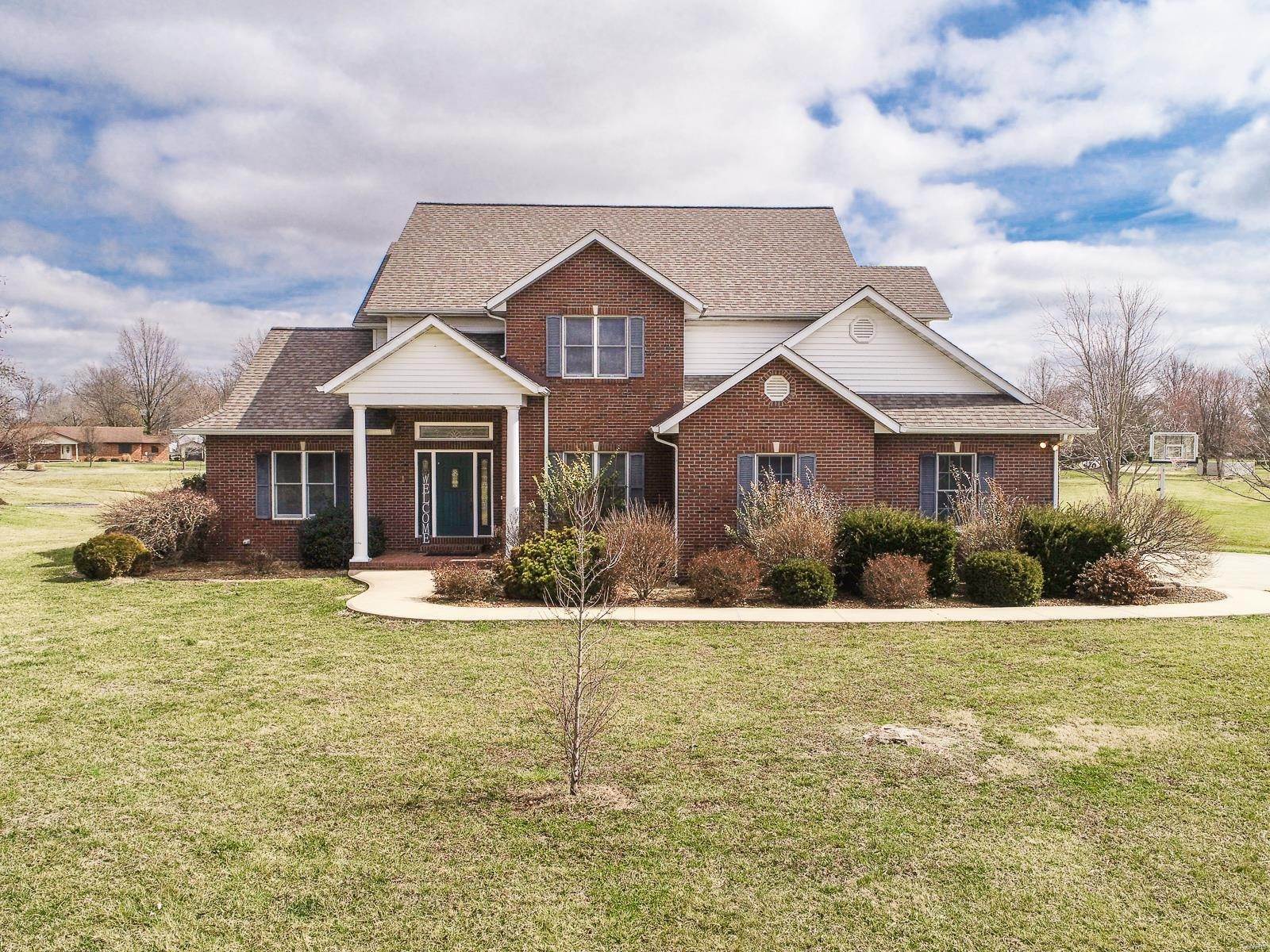 Single Family Homes for Sale at 16 Windswept Drive Nashville, Illinois 62263 United States