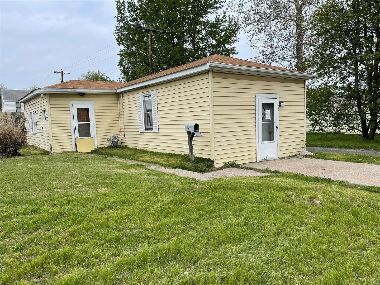 1. Single Family Homes for Sale at 1233 E Madison Avenue Wood River, Illinois 62095 United States