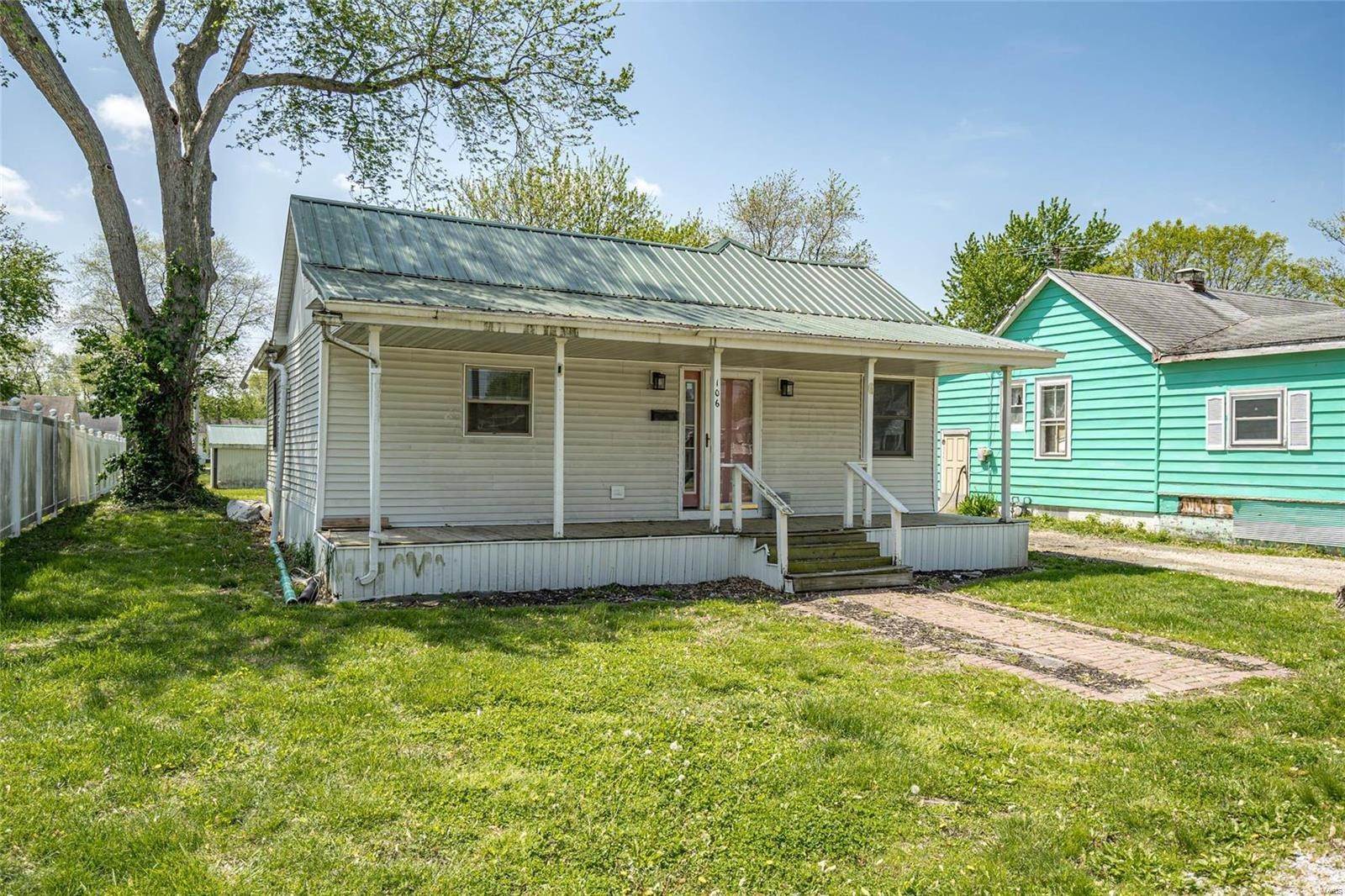16. Single Family Homes for Sale at 106 W 4th Street Mount Olive, Illinois 62069 United States