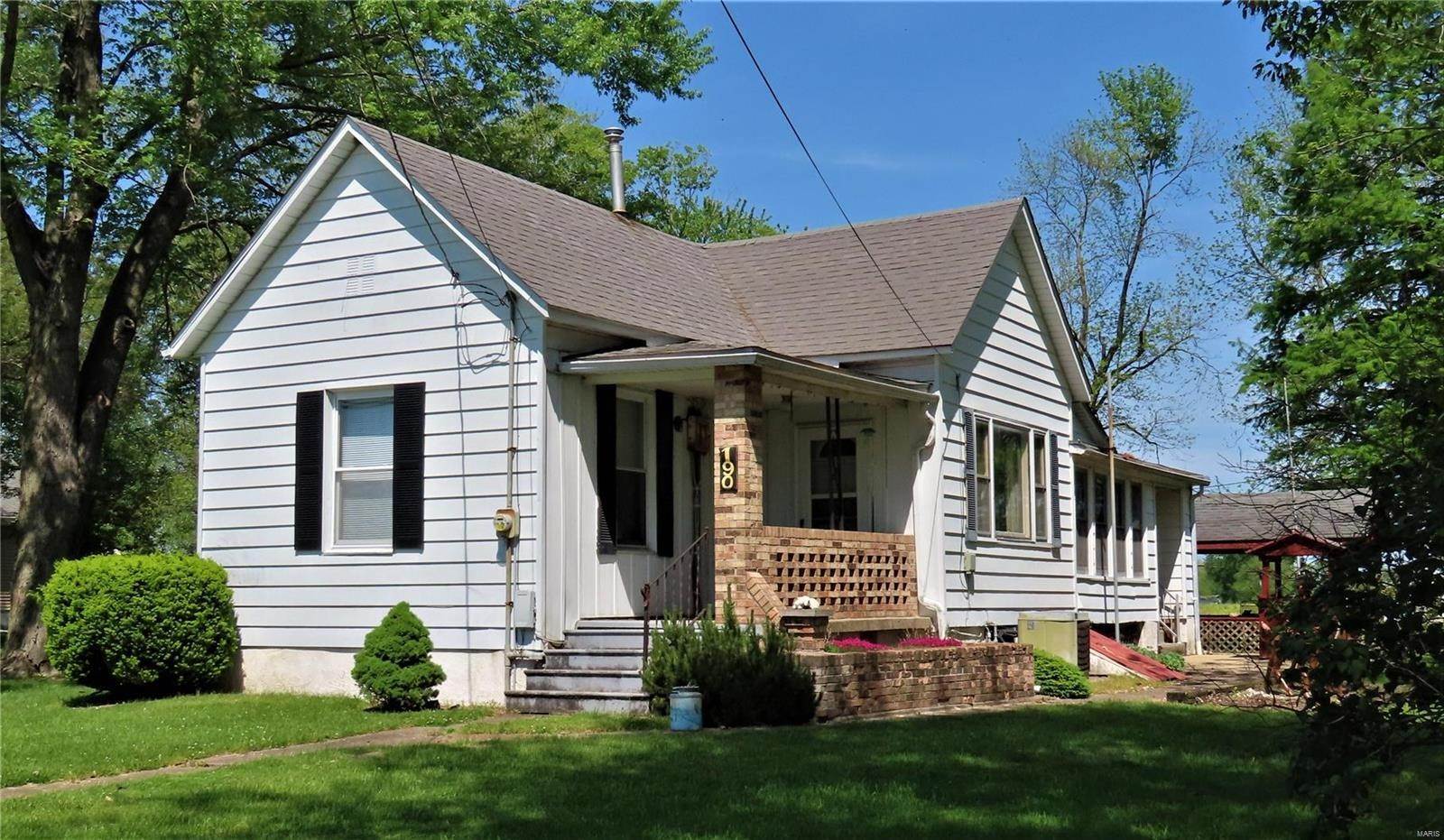 Single Family Homes for Sale at 190 Livingston Avenue Livingston, Illinois 62058 United States
