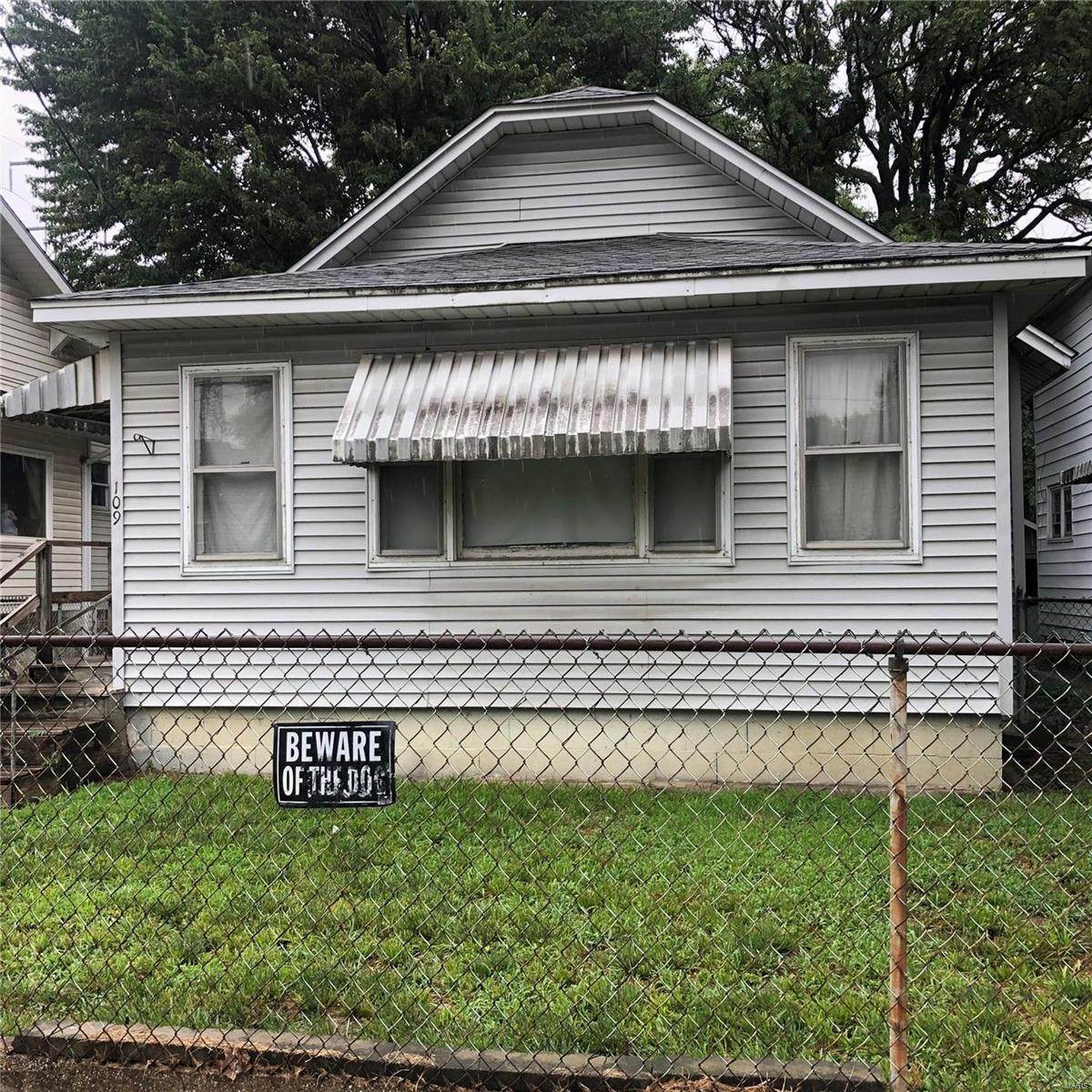 Single Family Homes for Sale at 109 E Hawthorne Street Hartford, Illinois 62048 United States