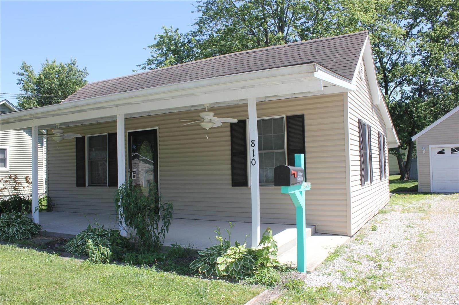 14. Single Family Homes for Sale at 810 W Mill Street Staunton, Illinois 62088 United States