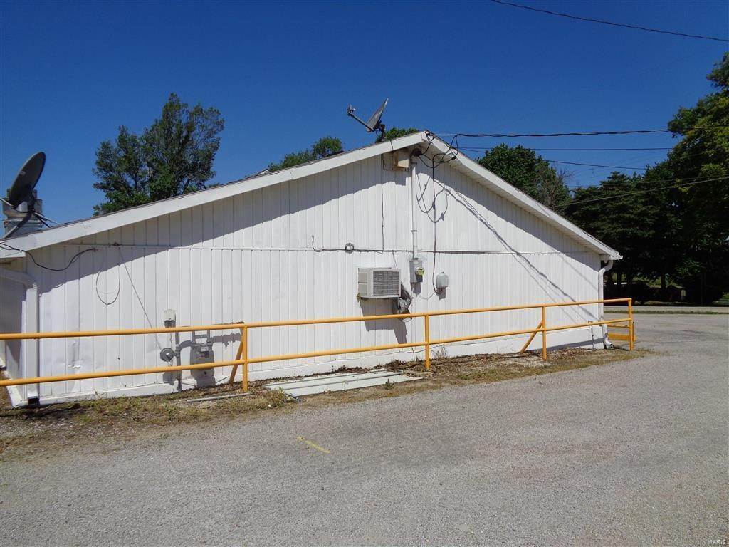 7. Commercial for Sale at 2404 W St. Louis Avenue Vandalia, Illinois 62471 United States