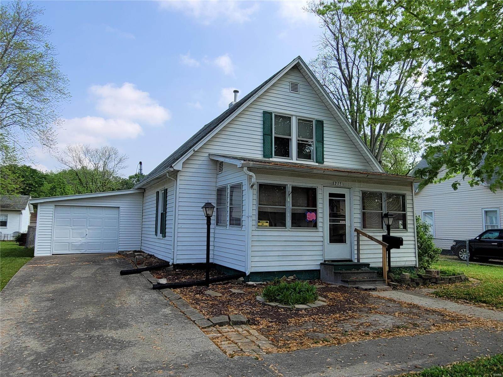 3. Single Family Homes for Sale at 215 Hunt Avenue Hillsboro, Illinois 62049 United States