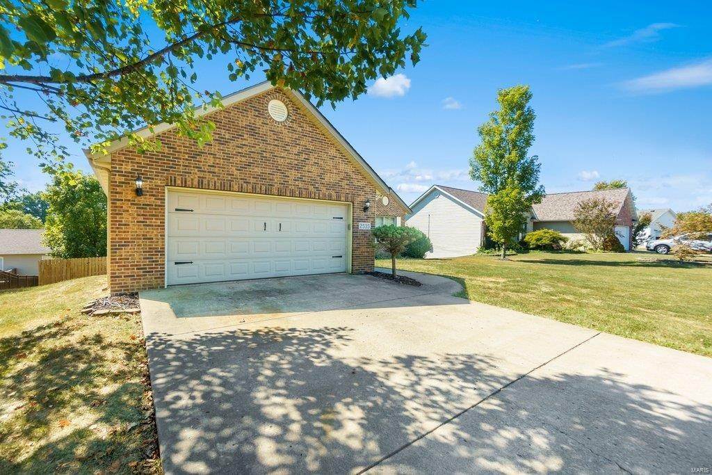 3. Single Family Homes for Sale at 2535 Ridgeway Drive Jackson, Missouri 63755 United States