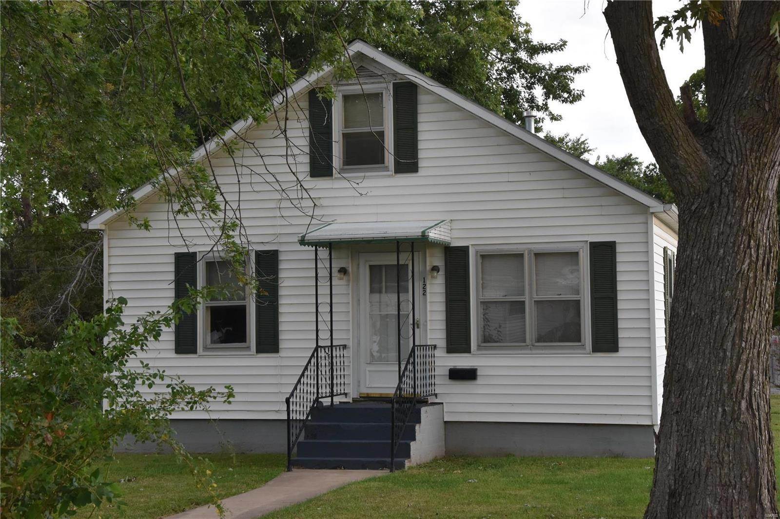 2. Single Family Homes for Sale at 122 E Stanley Avenue Palmyra, Missouri 63461 United States