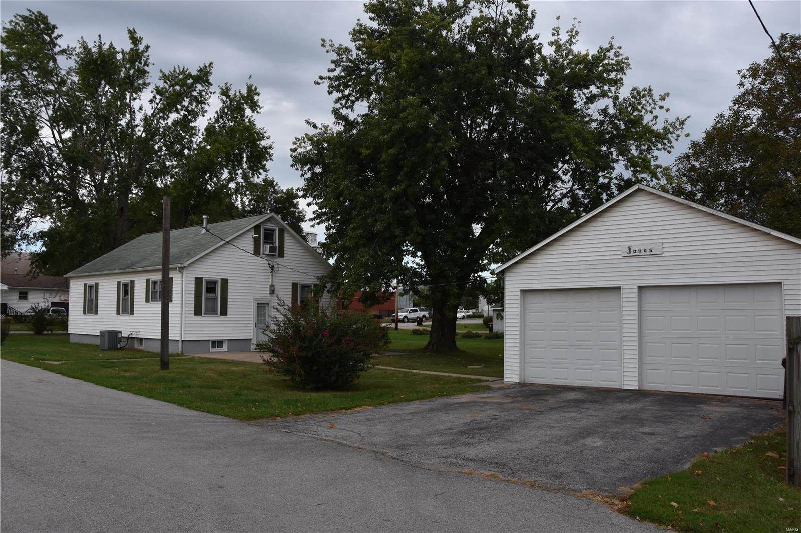 11. Single Family Homes for Sale at 122 E Stanley Avenue Palmyra, Missouri 63461 United States