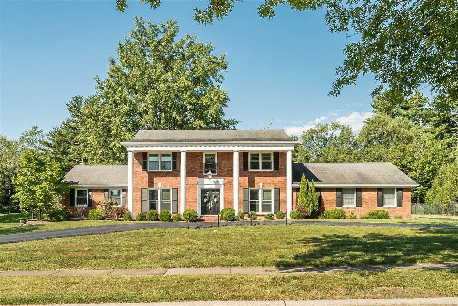 Single Family Homes for Sale at 323 Ladue Lake Drive Creve Coeur, Missouri 63141 United States