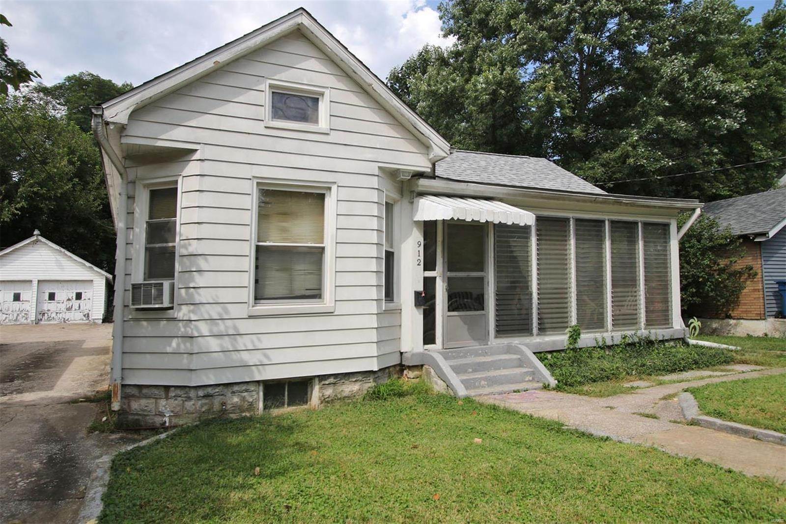 6. Single Family Homes for Sale at 912 Liberty Street Alton, Illinois 62002 United States