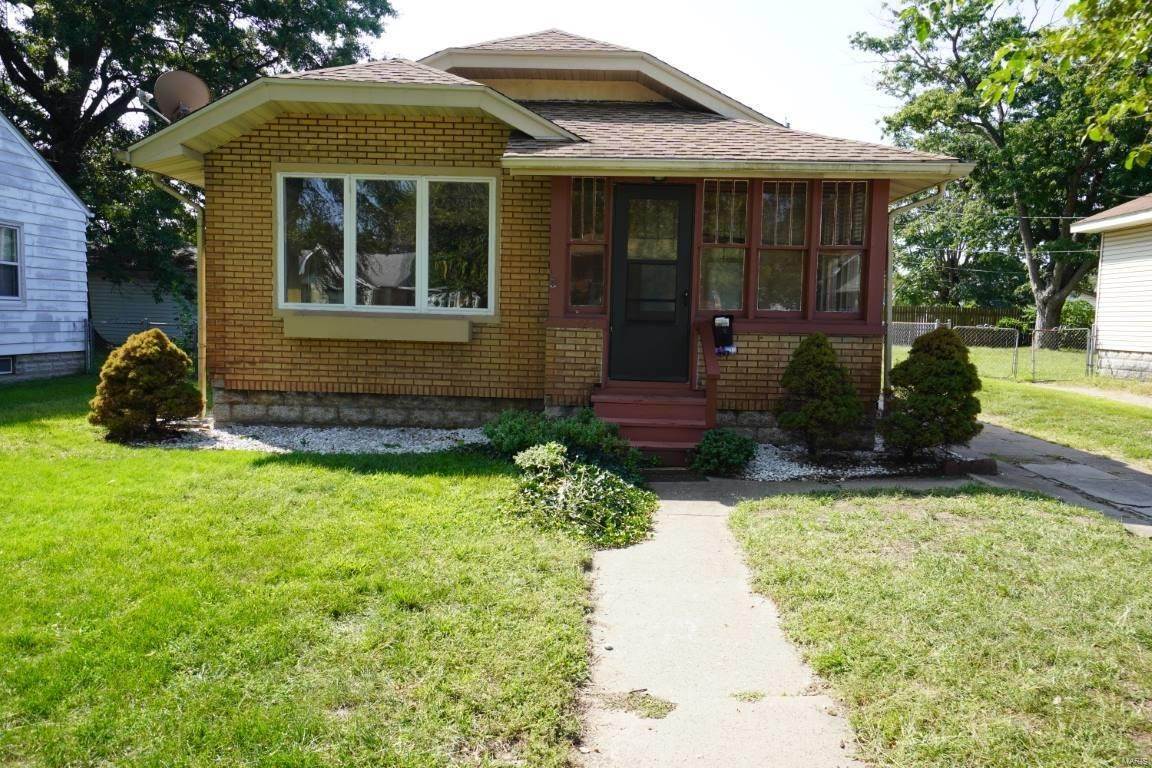 2. Single Family Homes for Sale at 525 Washington Avenue East Alton, Illinois 62024 United States