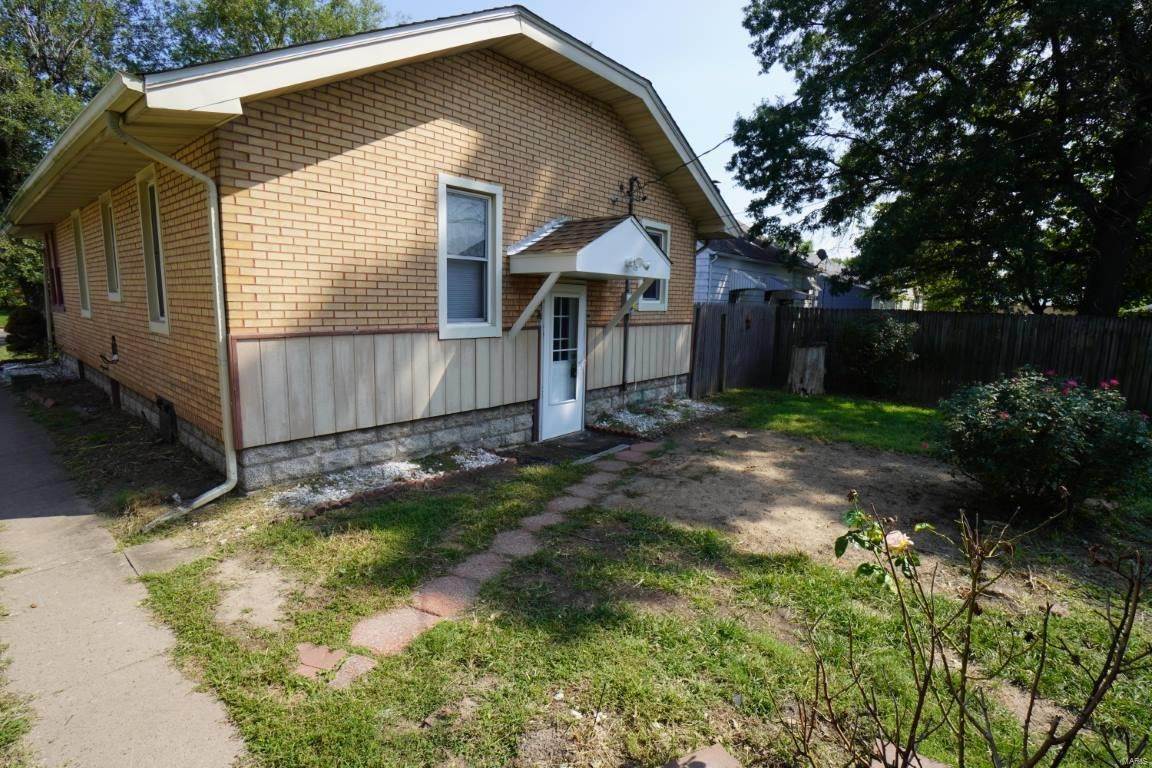 4. Single Family Homes for Sale at 525 Washington Avenue East Alton, Illinois 62024 United States