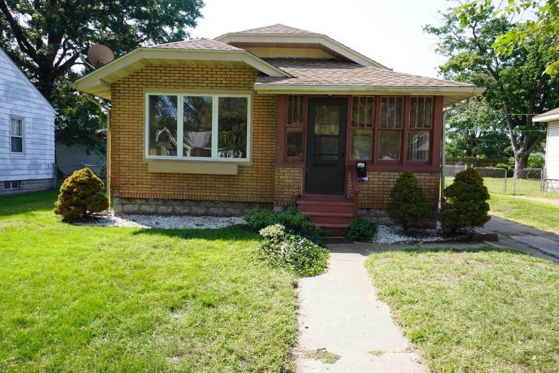 Single Family Homes for Sale at 525 Washington Avenue East Alton, Illinois 62024 United States