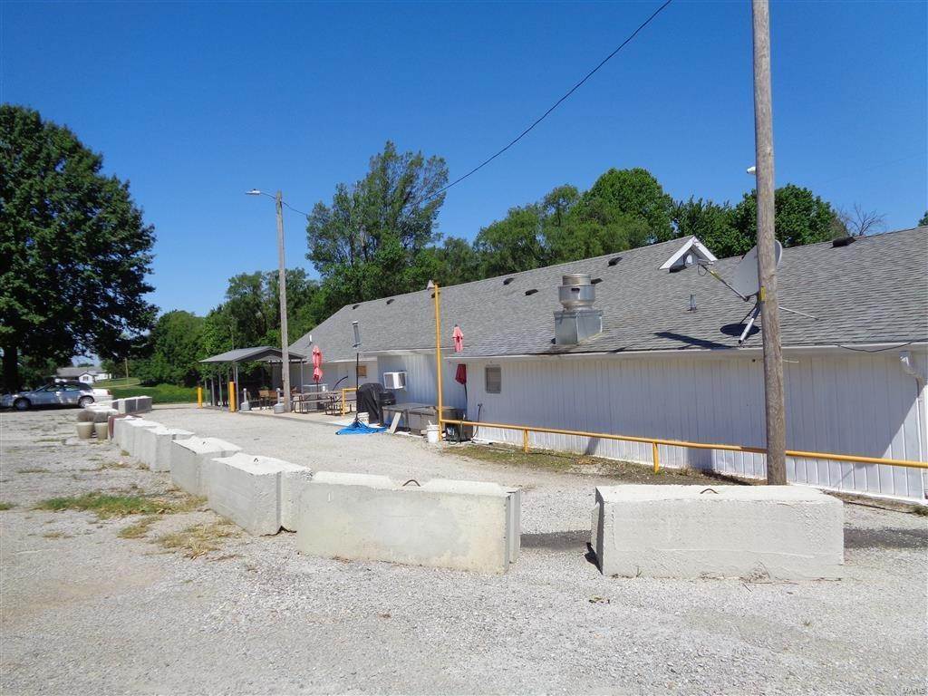 8. Commercial for Sale at 2404 W St. Louis Avenue Vandalia, Illinois 62471 United States