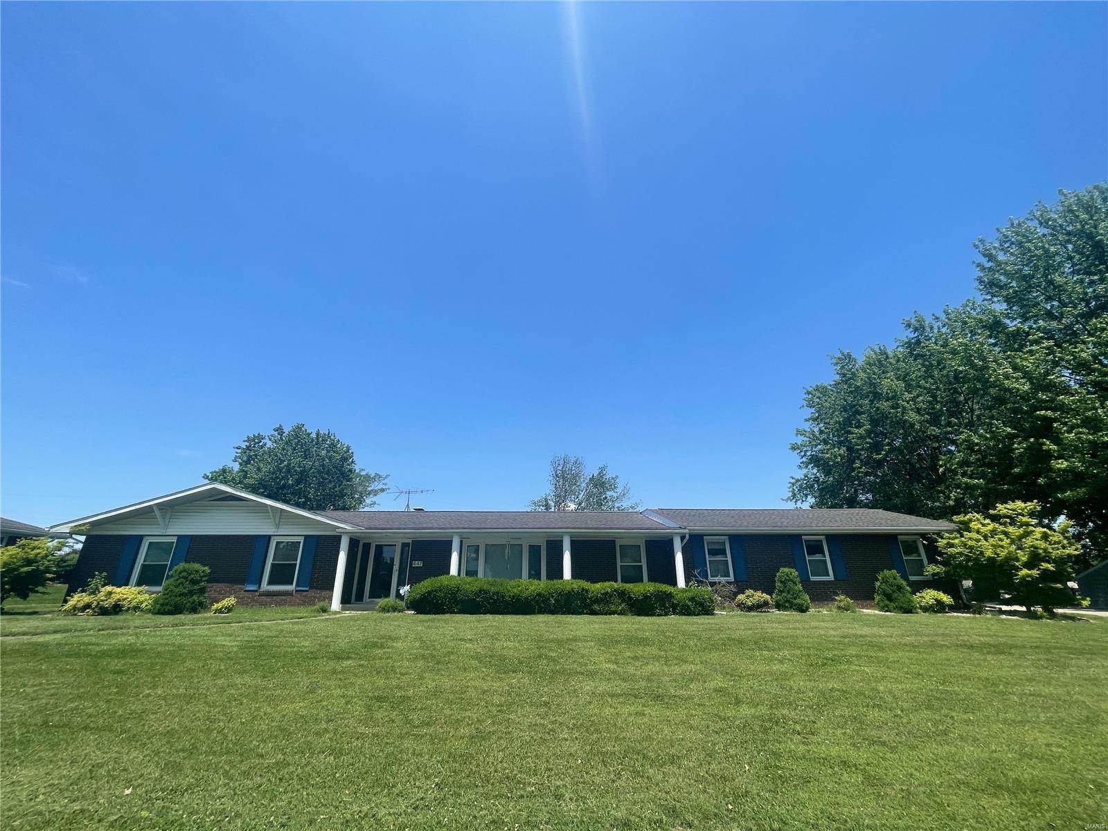 Single Family Homes for Sale at 447 E Kirkland Drive Nashville, Illinois 62263 United States