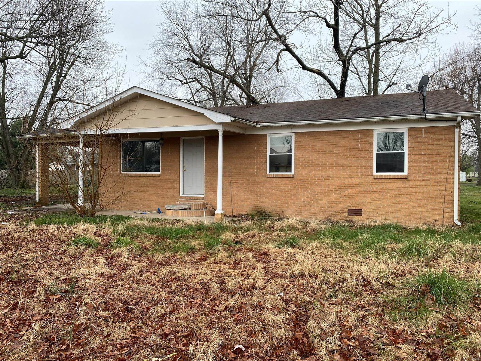 Single Family Homes for Sale at 301 Shelley Street Parma, Missouri 63870 United States