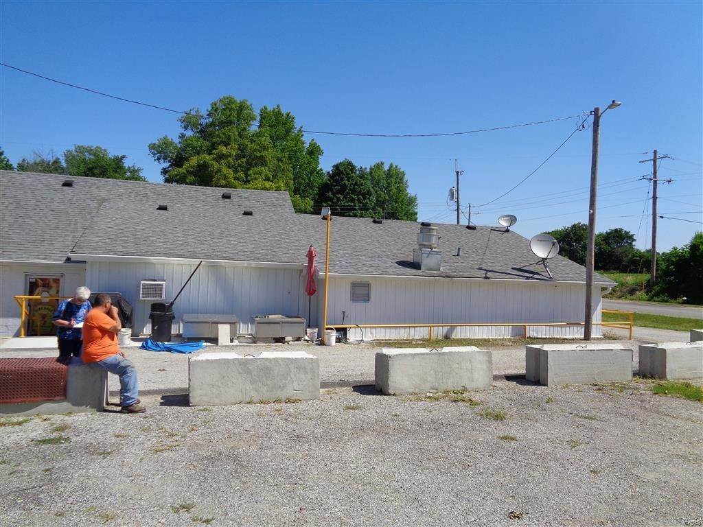 3. Commercial for Sale at 2404 W St. Louis Avenue Vandalia, Illinois 62471 United States