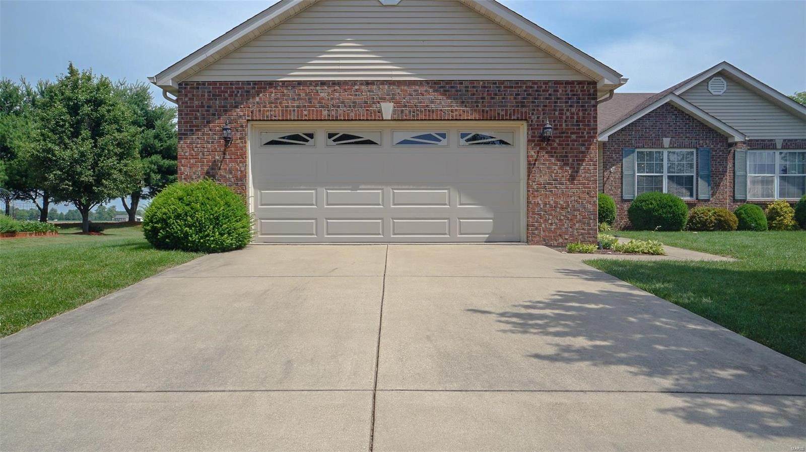 6. Single Family Homes for Sale at 5779 Stone Villa Drive Smithton, Illinois 62285 United States