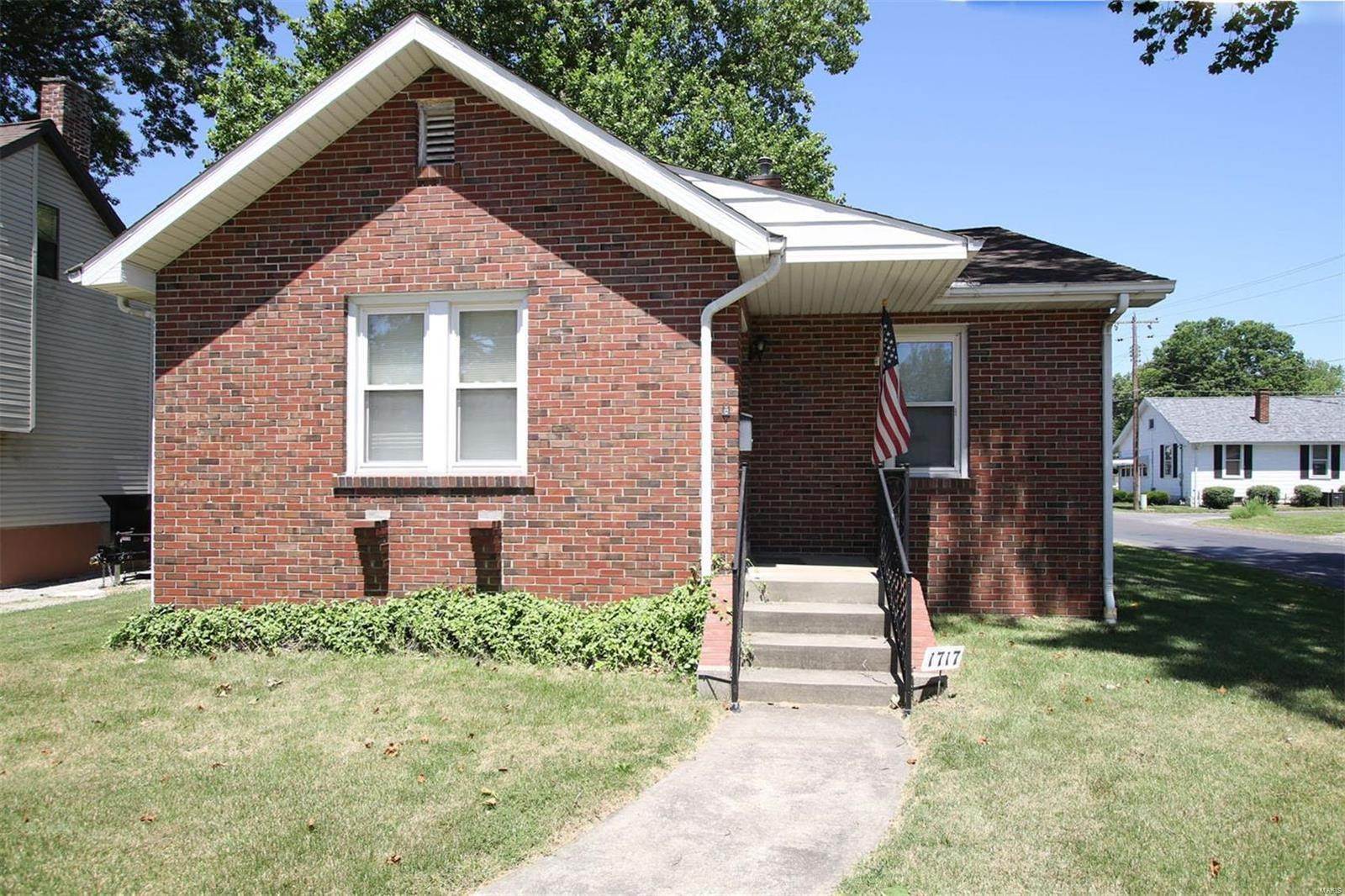 11. Single Family Homes for Sale at 1717 E B Street Belleville, Illinois 62221 United States