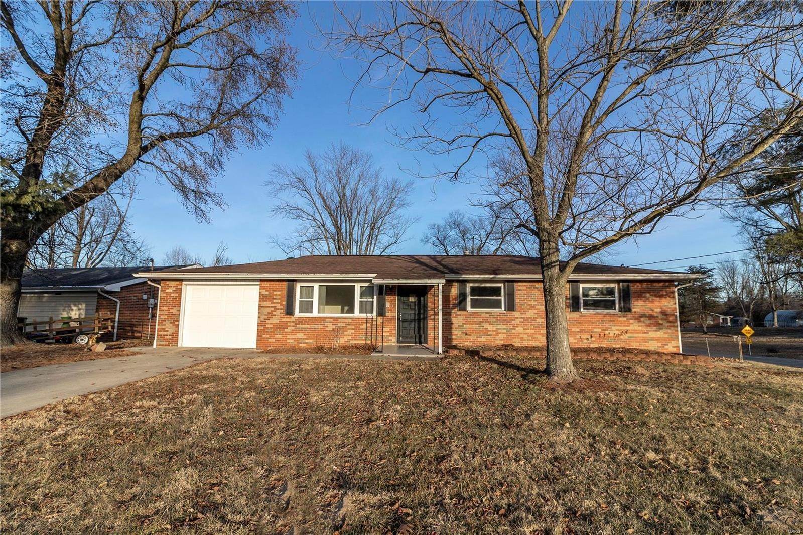 3. Single Family Homes for Sale at 3903 Humbert Road Alton, Illinois 62002 United States