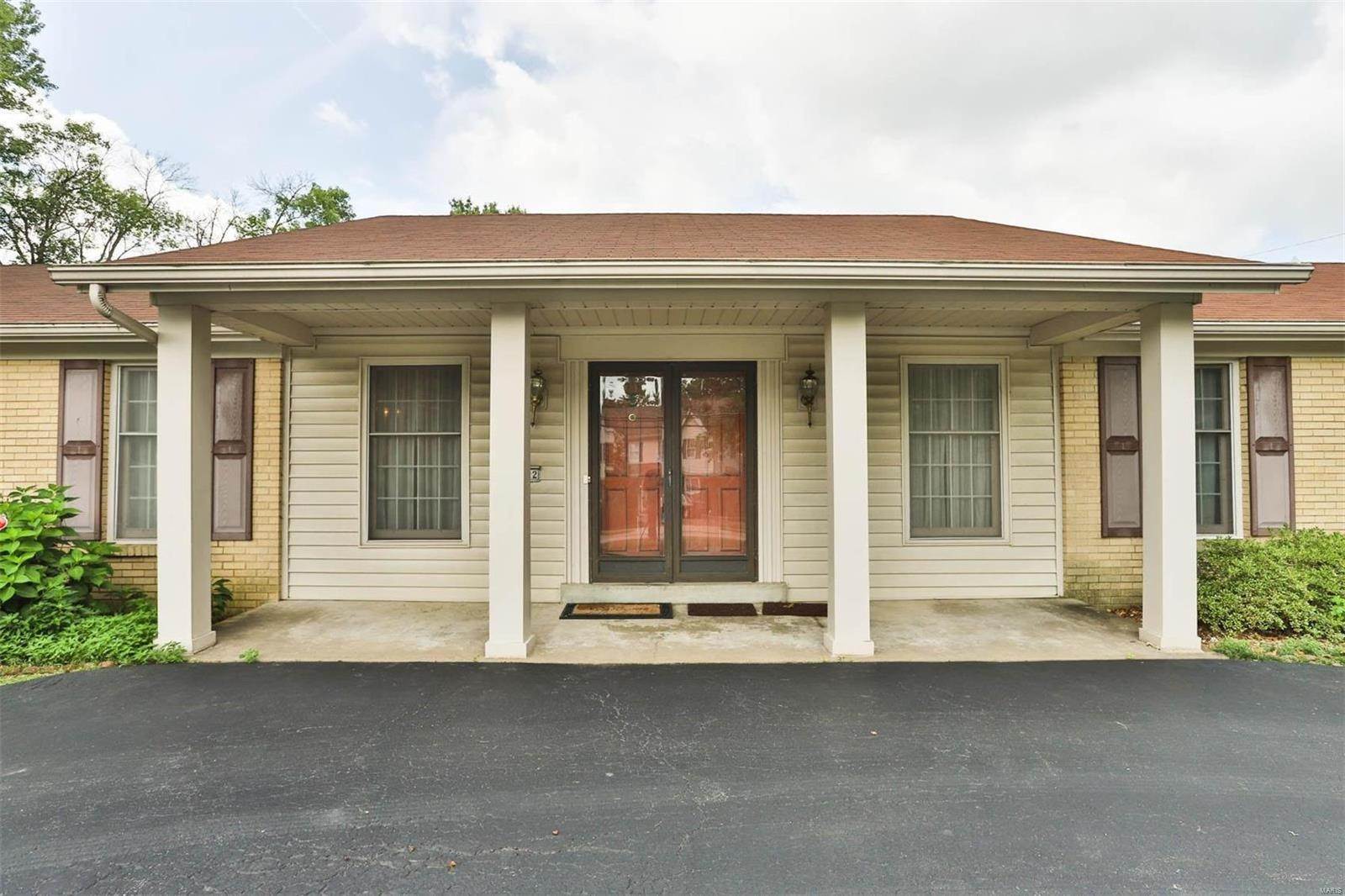 4. Single Family Homes for Sale at 9622 Old Bonhomme Olivette, Missouri 63132 United States
