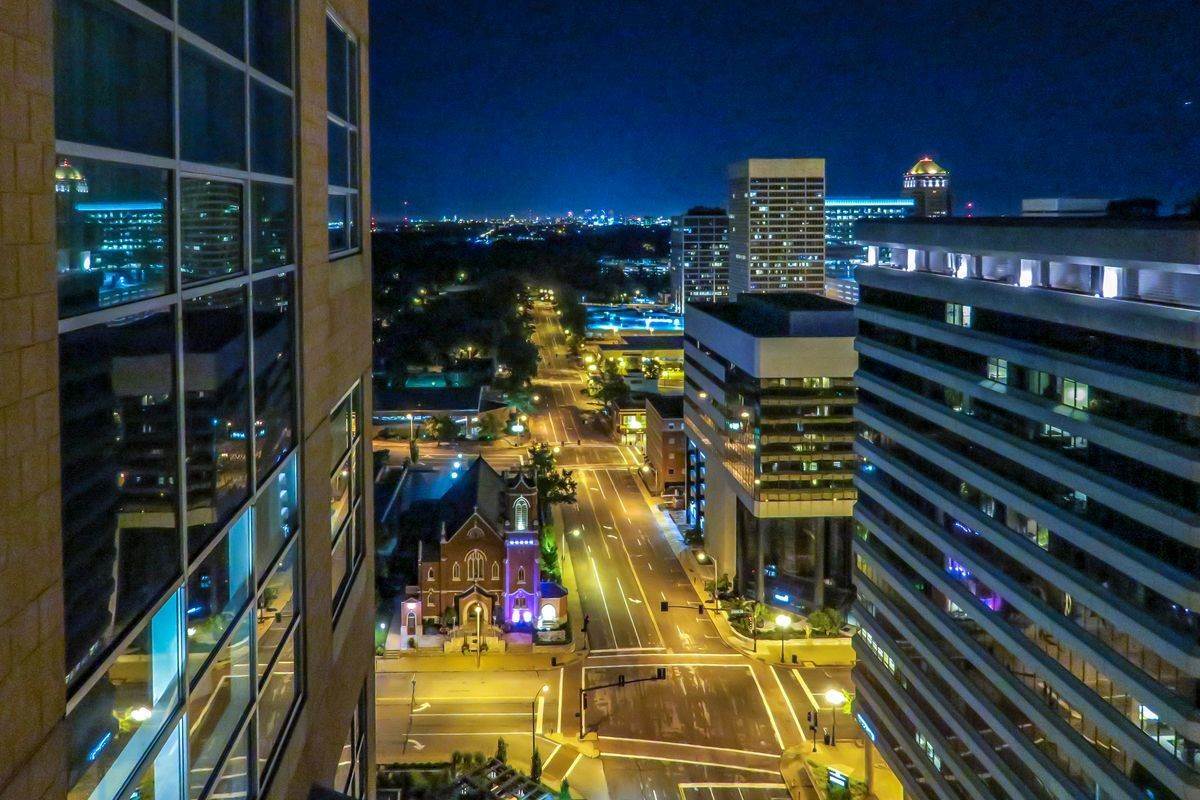 25. Condominiums for Sale at An Exquisite Penthouse in the Heart of Clayton 8025 Maryland Avenue, 15C Clayton, Missouri 63105 United States