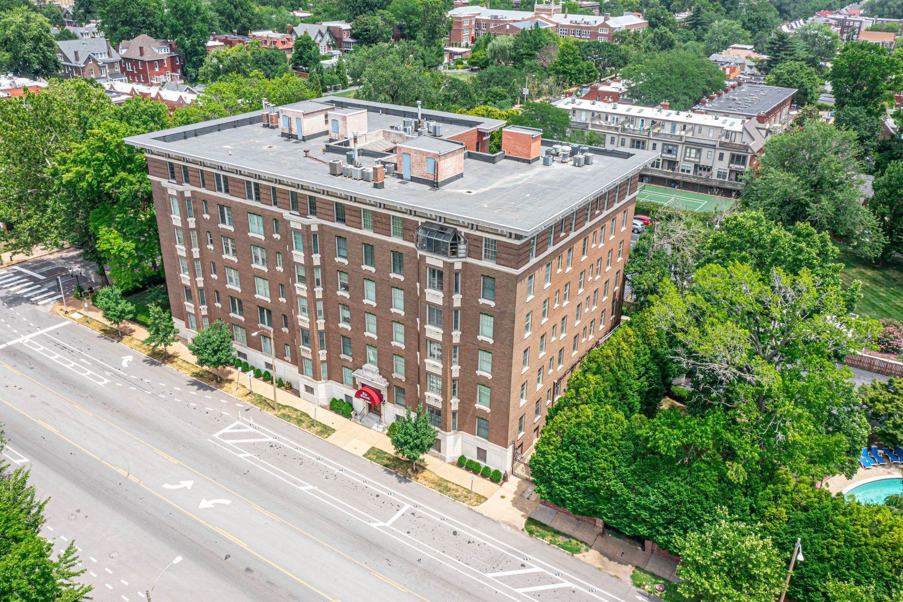 32. Condominiums for Sale at Stylish Condo In CWE's Historic Oxford Building 5290 Waterman Boulevard #2E St. Louis, Missouri 63108 United States