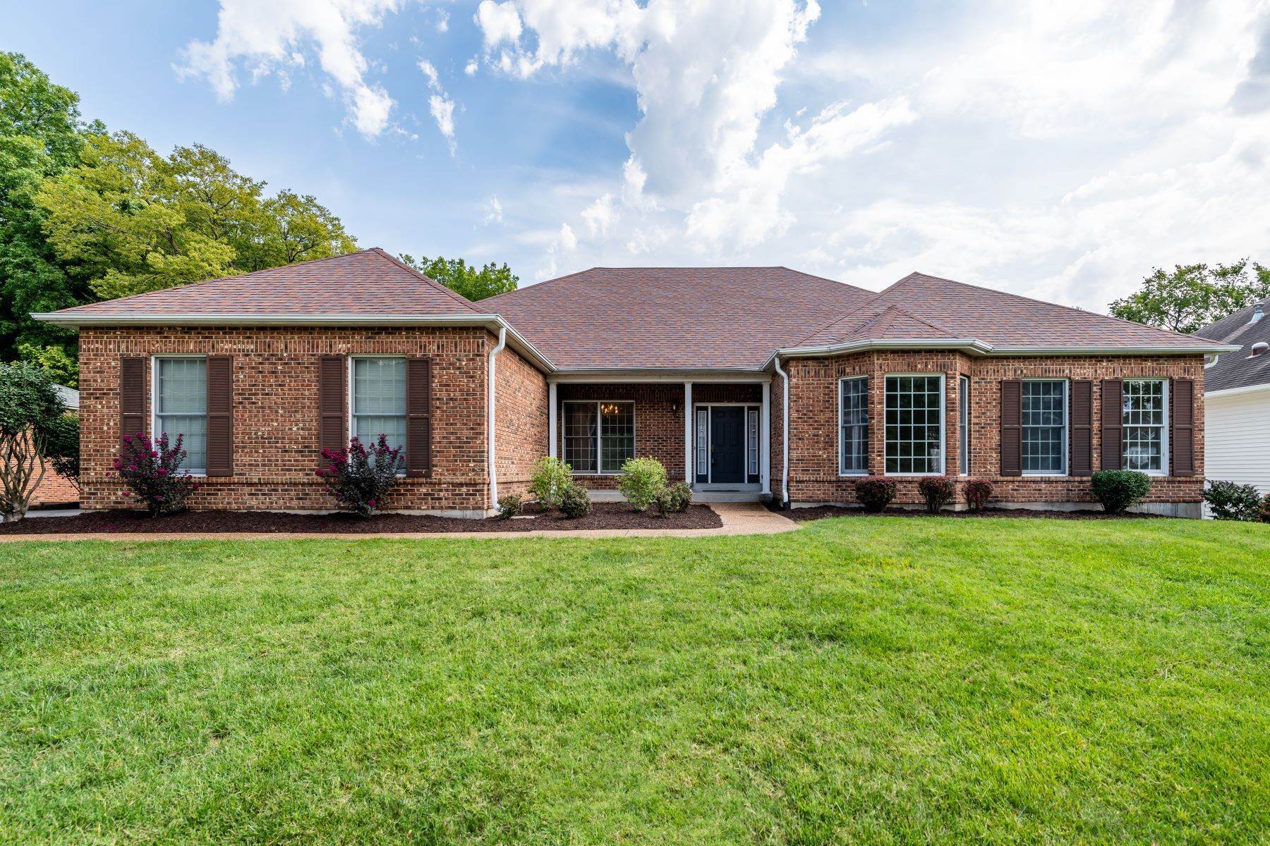 Single Family Homes at Bright and Open Chesterfield Home 318 Cookshire Lane Chesterfield, Missouri 63017 United States