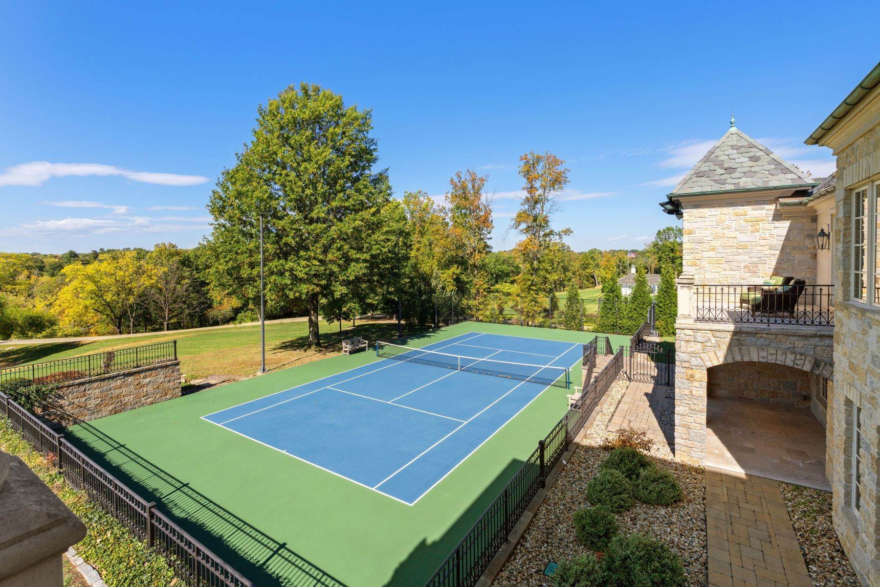 44. Single Family Homes for Sale at French inspired estate on 7.5 acres 1705 North Woodlawn Avenue Ladue, Missouri 63124 United States