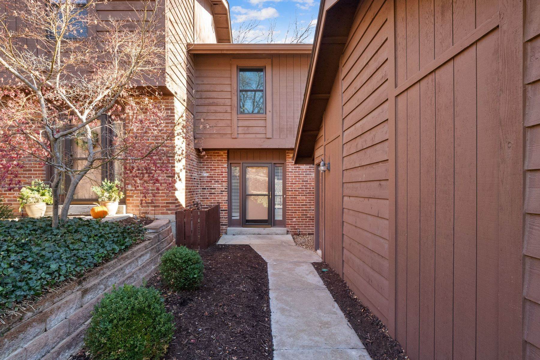 Condominiums for Sale at Beautifully Renovated Condo in Briar Hill Farm 690 Trailcrest Court Kirkwood, Missouri 63122 United States