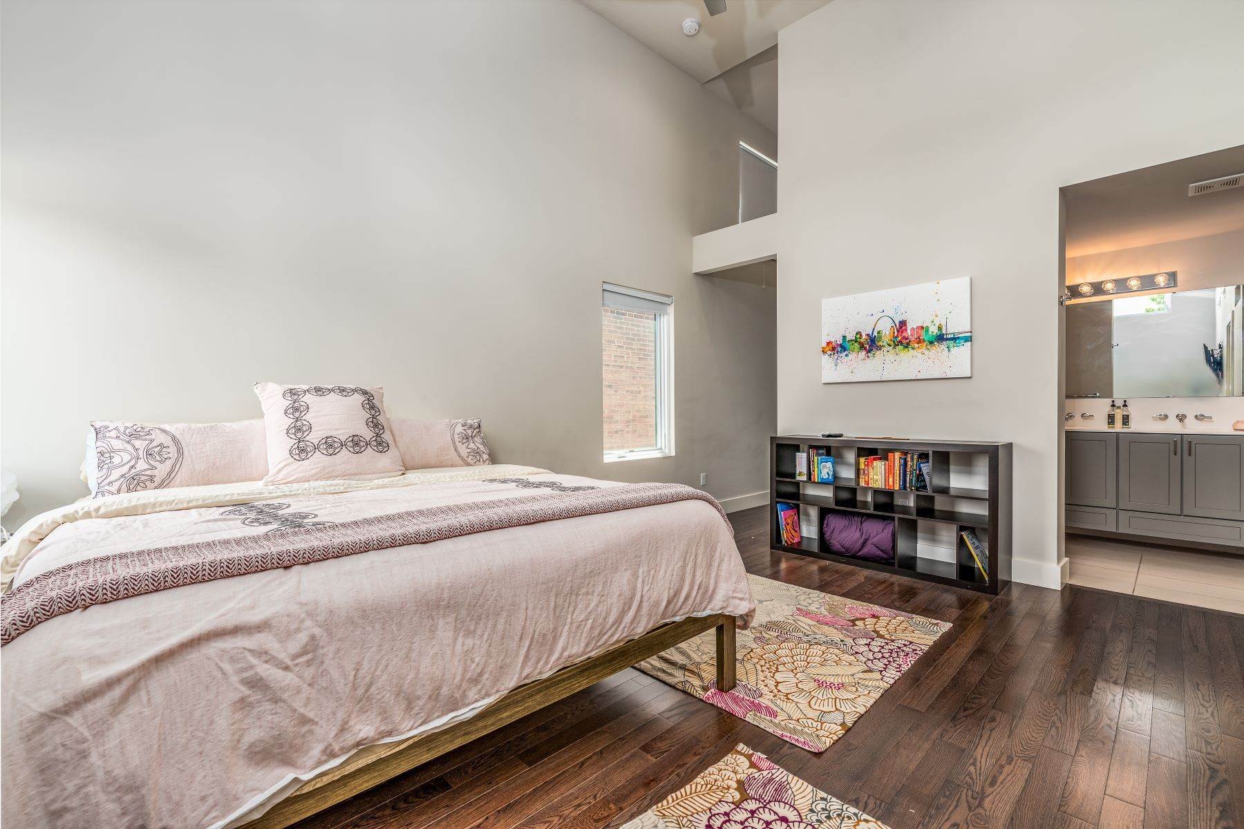 19. Single Family Homes for Sale at Contemporary Home with Impeccable Curated Finishes 4231 Gibson Avenue St. Louis, Missouri 63110 United States
