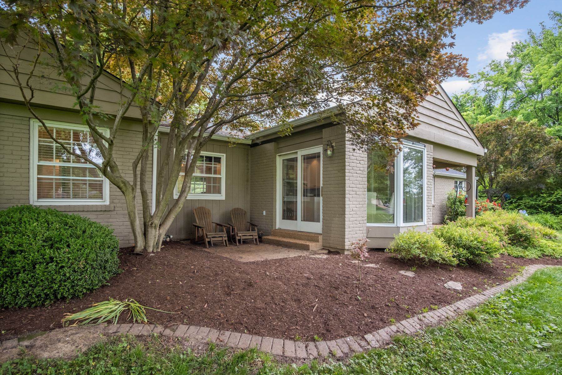 25. Single Family Homes for Sale at Mid Century Modern on Parklike setting. 7 Beacon Hill Lane Creve Coeur, Missouri 63141 United States