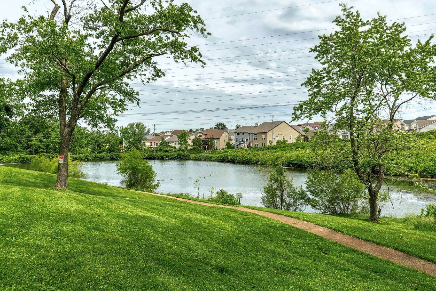 35. Condominiums for Sale at Beautiful Townhome in the Queen Ann Condo neighborhood 1424 Willow Brook Cove St. Louis, Missouri 63146 United States
