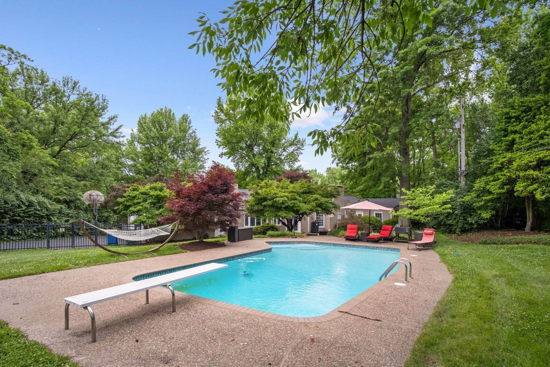 24. Single Family Homes for Sale at Mid Century Modern on Parklike setting. 7 Beacon Hill Lane Creve Coeur, Missouri 63141 United States