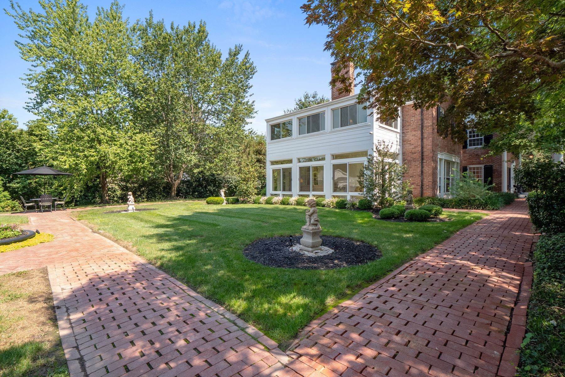 47. Single Family Homes for Sale at Stately Ladue home blends old and new 9633 Ladue Road Ladue, Missouri 63124 United States