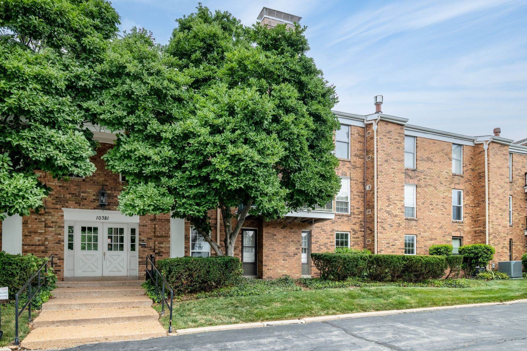 Condominiums for Sale at Location, Location 2bed/2 bath condo in Manors of Oxford Hill 10381 Oxford Hill Drive #5 St. Louis, Missouri 63146 United States