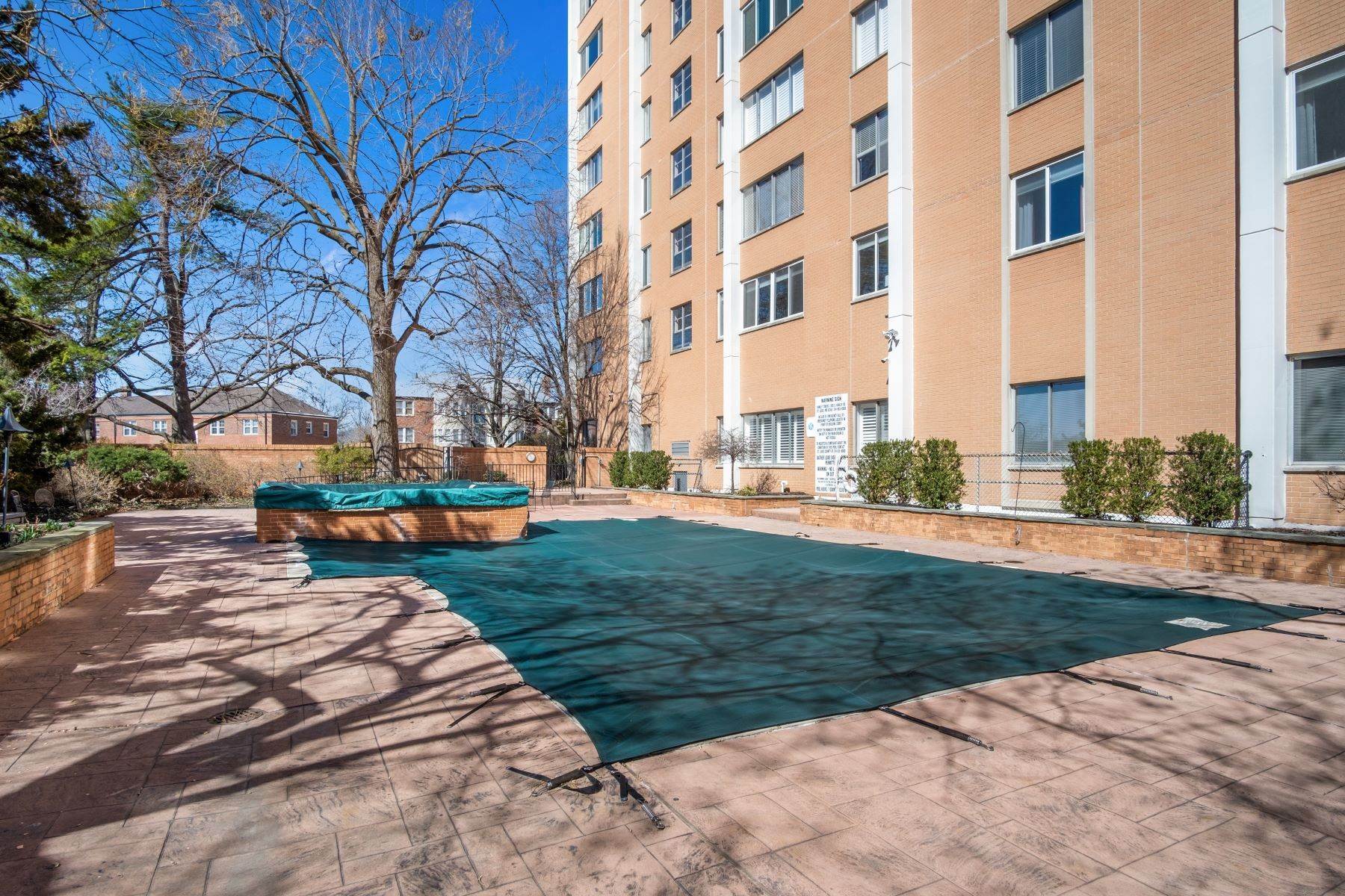 25. Condominiums for Sale at Nicely Kept Condo in the Heart of Clayton 900 South Hanley Road, Unit #14B Clayton, Missouri 63105 United States
