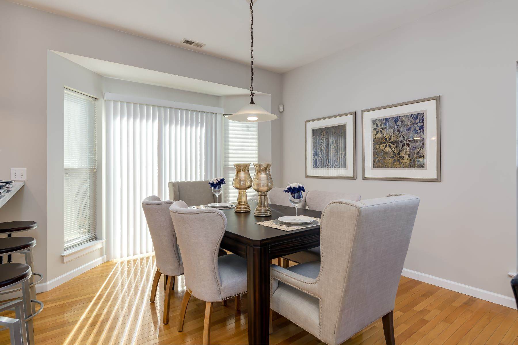 5. Condominiums for Sale at Carefree Living in Fabulous Townhome 8018 #B Presidio Court University City, Missouri 63130 United States