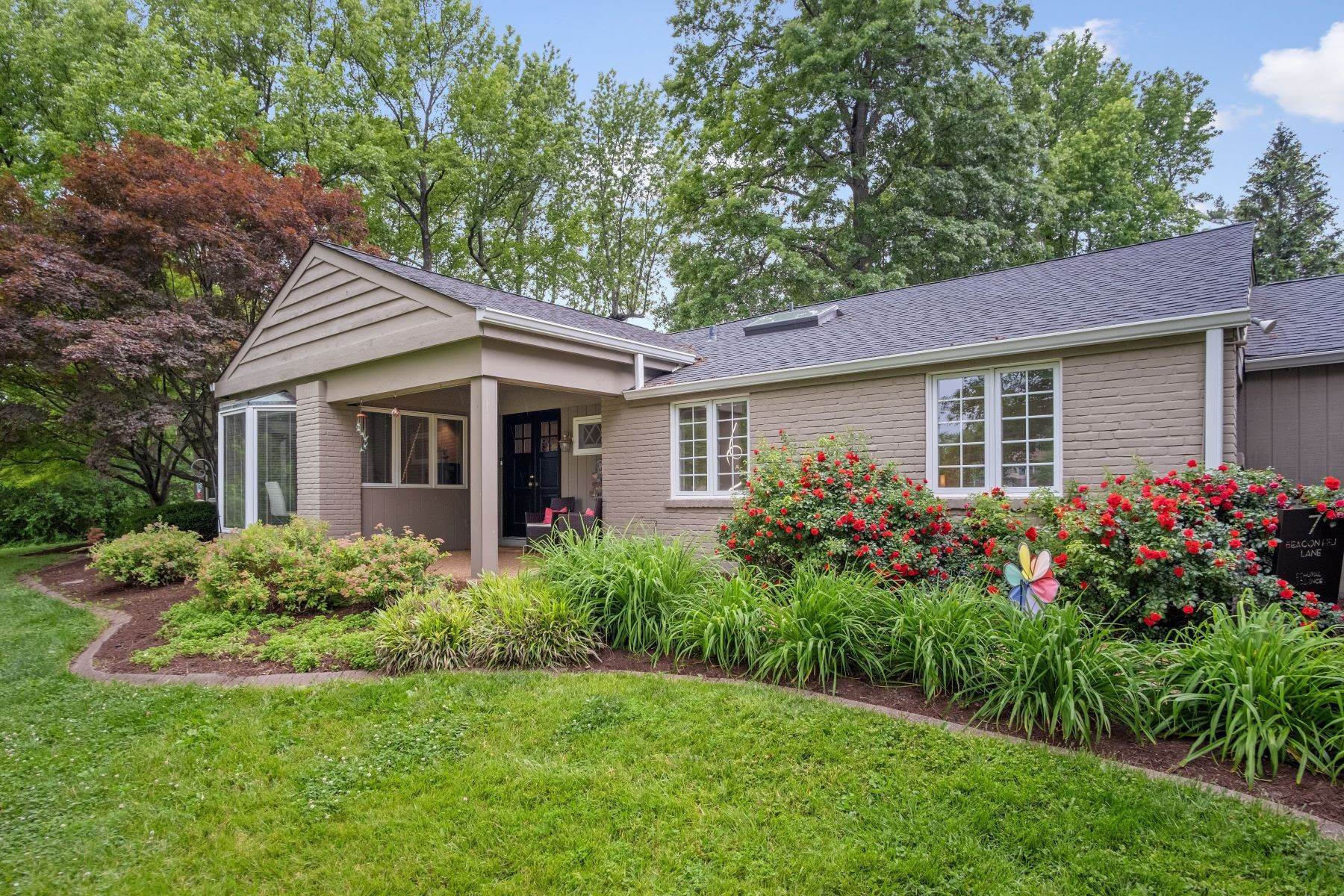 3. Single Family Homes for Sale at Mid Century Modern on Parklike setting. 7 Beacon Hill Lane Creve Coeur, Missouri 63141 United States