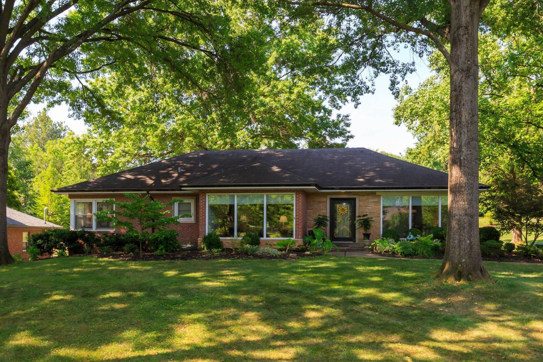 Single Family Homes for Sale at Updated Ranch in the heart of Ladue 6 Ladue Manor St. Louis, Missouri 63124 United States
