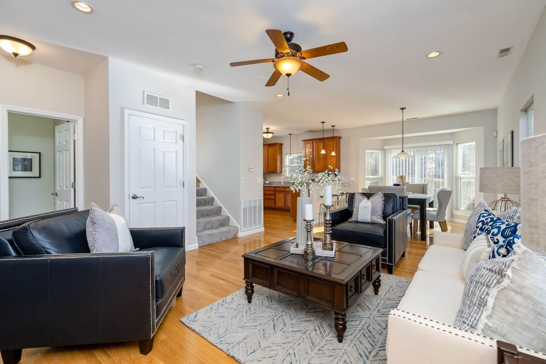 3. Condominiums for Sale at Carefree Living in Fabulous Townhome 8018 #B Presidio Court University City, Missouri 63130 United States