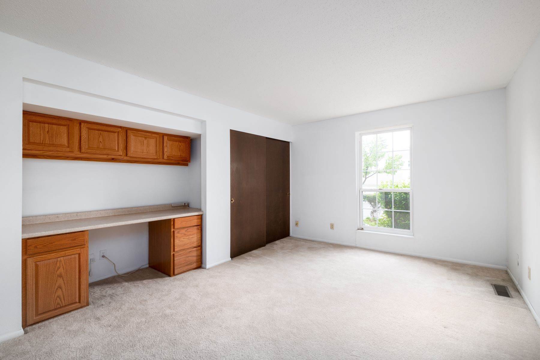 10. Condominiums for Sale at Location, Location 2bed/2 bath condo in Manors of Oxford Hill 10381 Oxford Hill Drive #5 St. Louis, Missouri 63146 United States