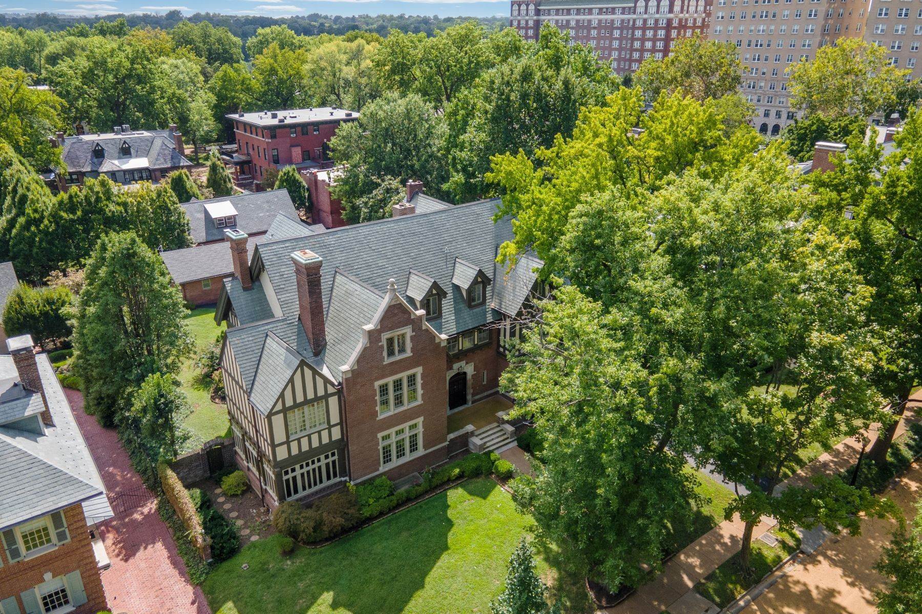 43. Single Family Homes for Sale at Exquisite Tudor Revival 48 Portland Place St. Louis, Missouri 63108 United States