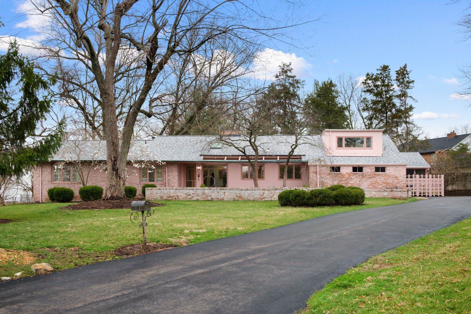 Single Family Homes for Sale at Mid-Century Modern Home in Ladue 21 Paxton Lane Ladue, Missouri 63124 United States